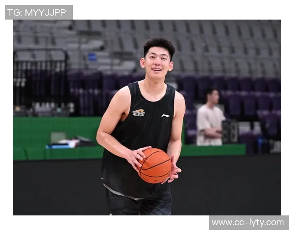 媒体人分析中国男篮三后卫战术背后的锋线困境与内线得分策略